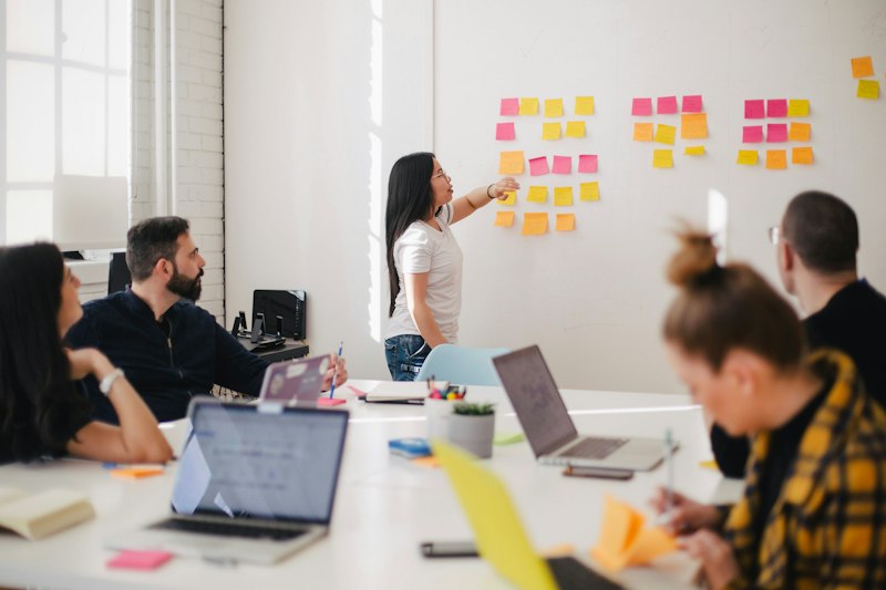 Team arbeitet gemeinsam an Organisationsstruktur